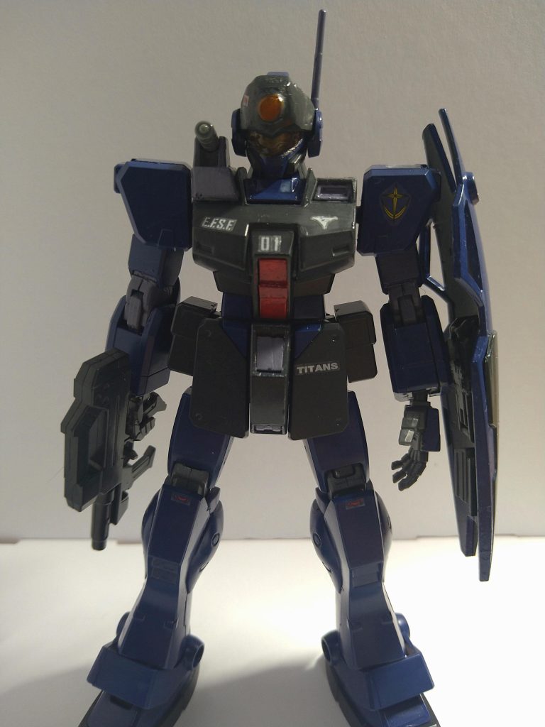 あけましておめでとうございます。新年は、またまたティターンズカラーの機体です。武装を見てもらえればわかりますが元はK9を使用しております。以前に制作したジムスナイパーが正直気に食わず、どうしたものかと思っていた時にこのタイプのジムを見つけたので、これで行こう！と思い制作に入りました。元がK9→T3風→ホワイトディンゴ風→高機動型→ココ度重なる変更でパーツの紛失や破損などか相次ぎましたが、ようやくこれで何とか形になったのではないでしょうか。