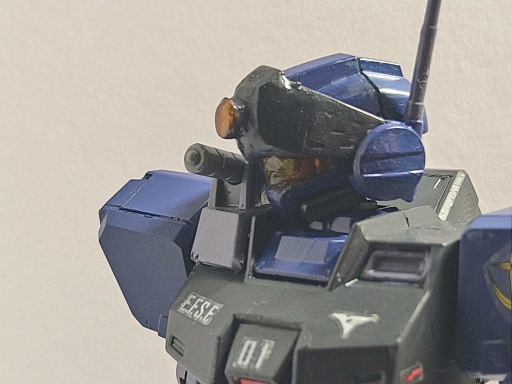 バイザーの改造が大変で、資料も一枚絵しかなかったので、何となくでそれっぽく。レンズもレジンで複製を試みましたが上手くいかなかったので穴を塞いで直で流し込み、削りクリアーオレンジで塗装の力技です。