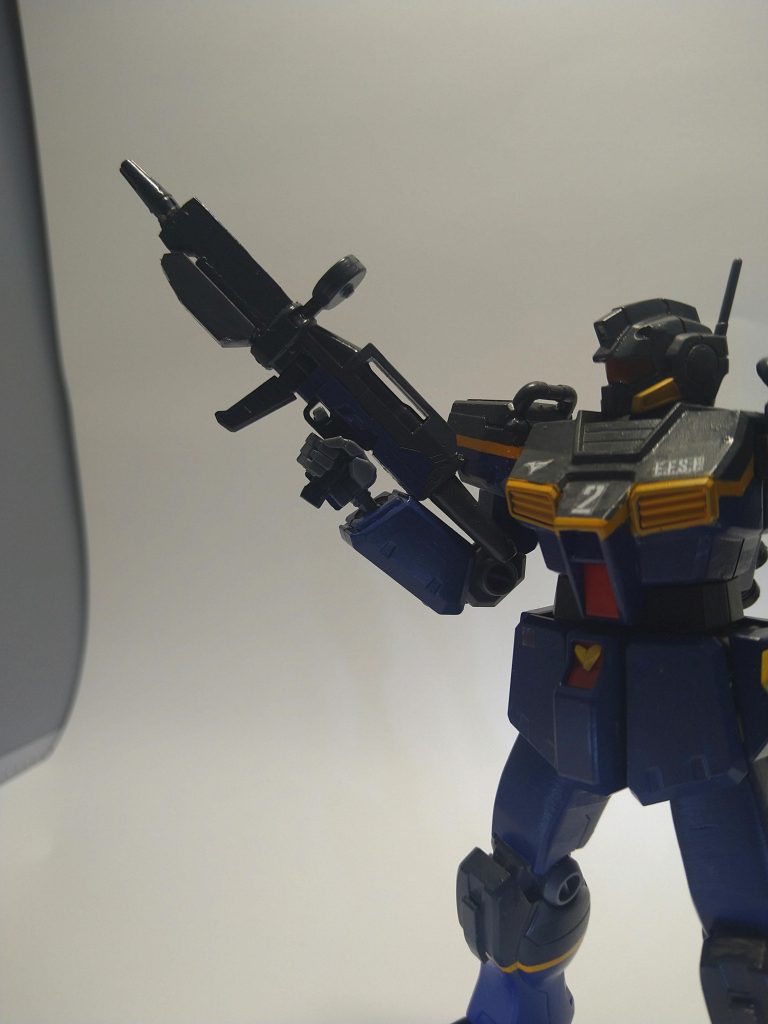 ビームライフルはオリジナルです。ぶっ壊れていた旧HGガンダムのビームライフルを改造しています。