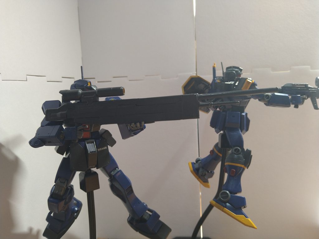 以前に制作した高機動型ジムと共に