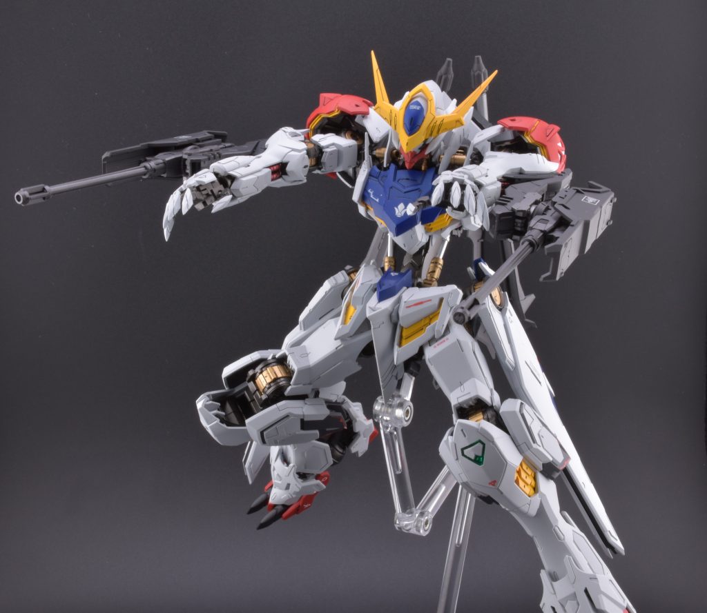 デカールは市販のものとMGバルバトスの拡張パーツセットに付属していた水転写デカールを使用。付属のマーキングシールも余白を切って貼り付けてます。