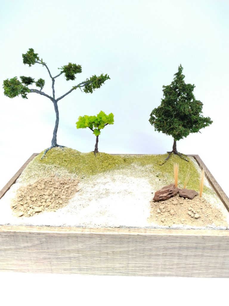 初めて③ジオラマも初。紙粘土でベースを作って、木は針金まきまき。初めてということで、木の種類や地面の具合もいくつかやってみたかったんで、統一感はないです💦