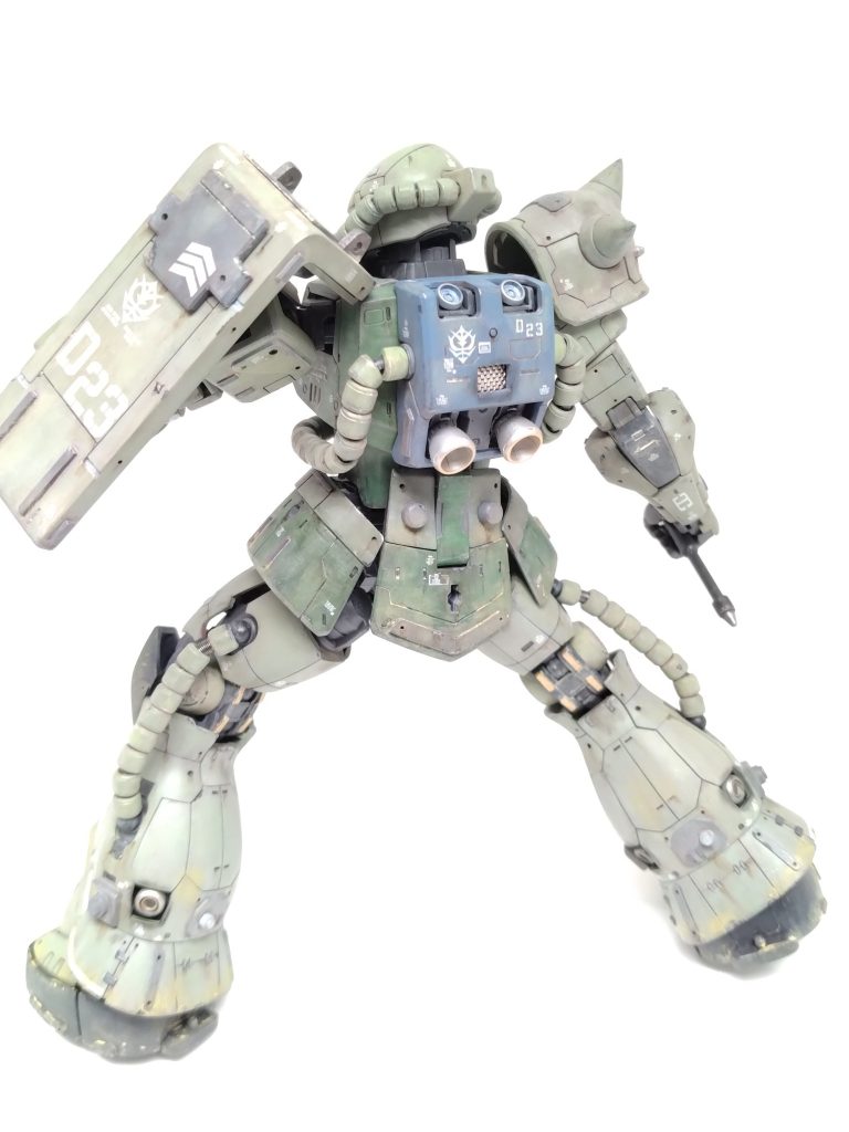 背面。RGは首が長いのですが、短くすると足の長さとバランスが悪くなりそうなのでそのままとしました。が、後ろから見るとやはり長いですね…