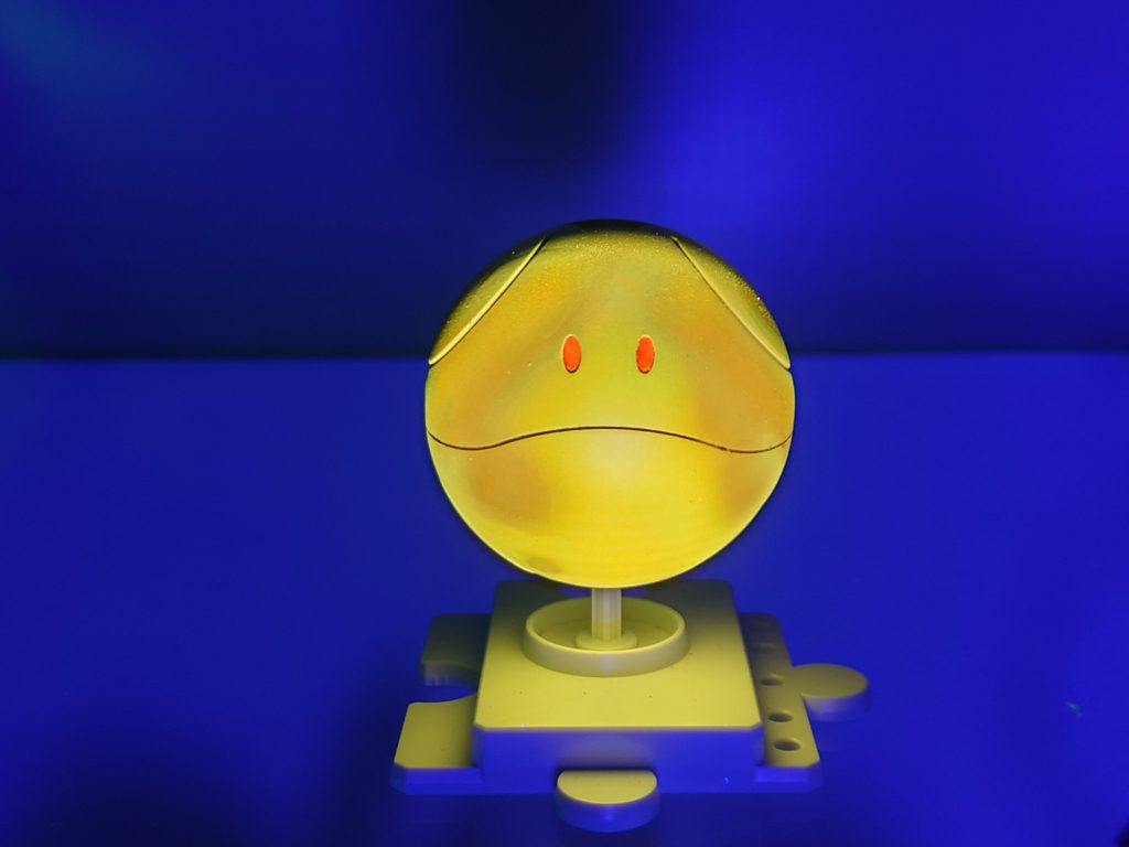 ブラックライトで光る!!こちらはエアテックスさんのブラックライトペイントルミネを使用しています。通常は無色透明の為下地を活かす事が出来るので遊び心に訴えてきますね。