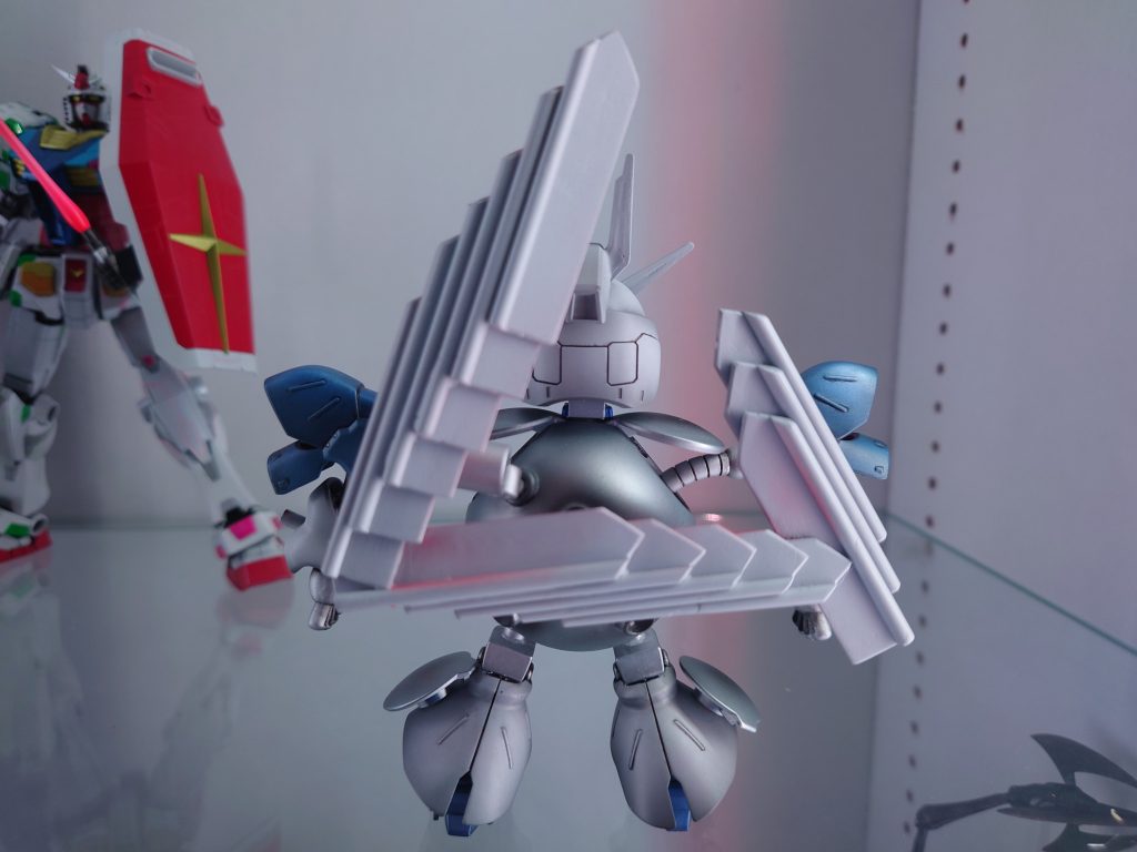 ちゃんとムーンのムの字形サイコプレートを背負っています。何処からどう見てもムーンガンダムですね?よろしくお願いします!