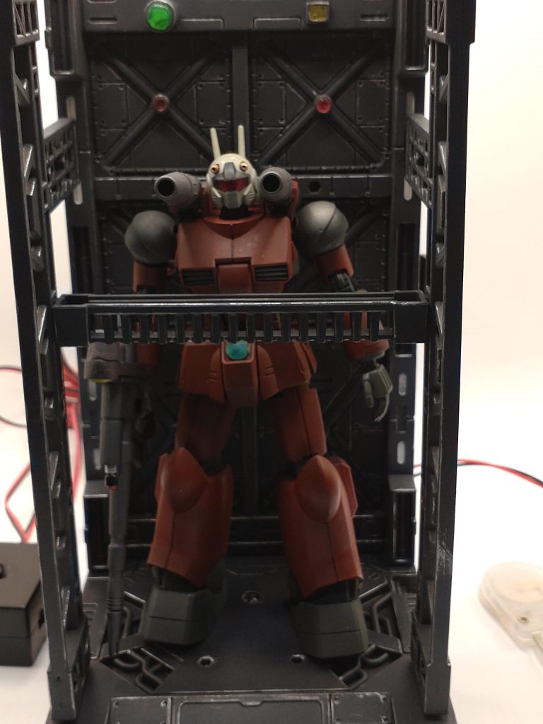 前に作ったガンキャノンを乗せてみる。何にでも合うようにと少し明るめのグレーで正解のようです。良かった。