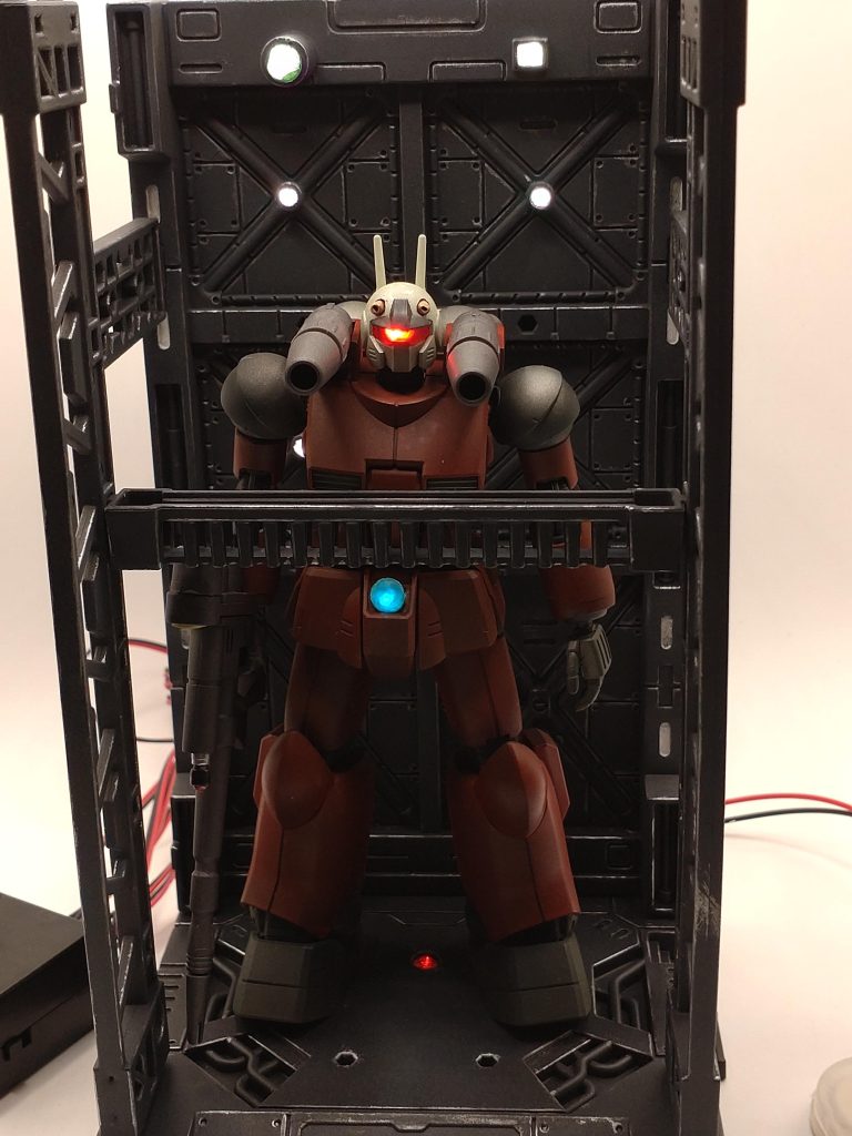 早速光らせてみました。想像以上に重厚感が増した気がします。