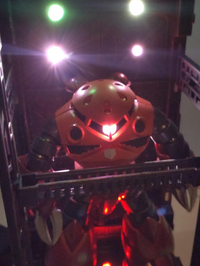 調子に乗って大佐様のズゴックを設置。今からジャブローに行く雰囲気が漂っている気がしないでもありません。