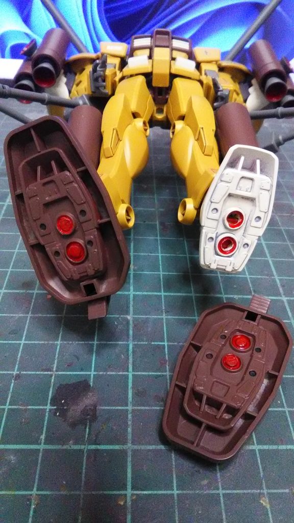 撮り忘れていた足の裏。接続の取り外し部分なので、塗料が剝がれることが確定しているため、一応塗っている程度。かなりいい加減。予備のガンダムの足をボールの台座に埋め込んで作成。