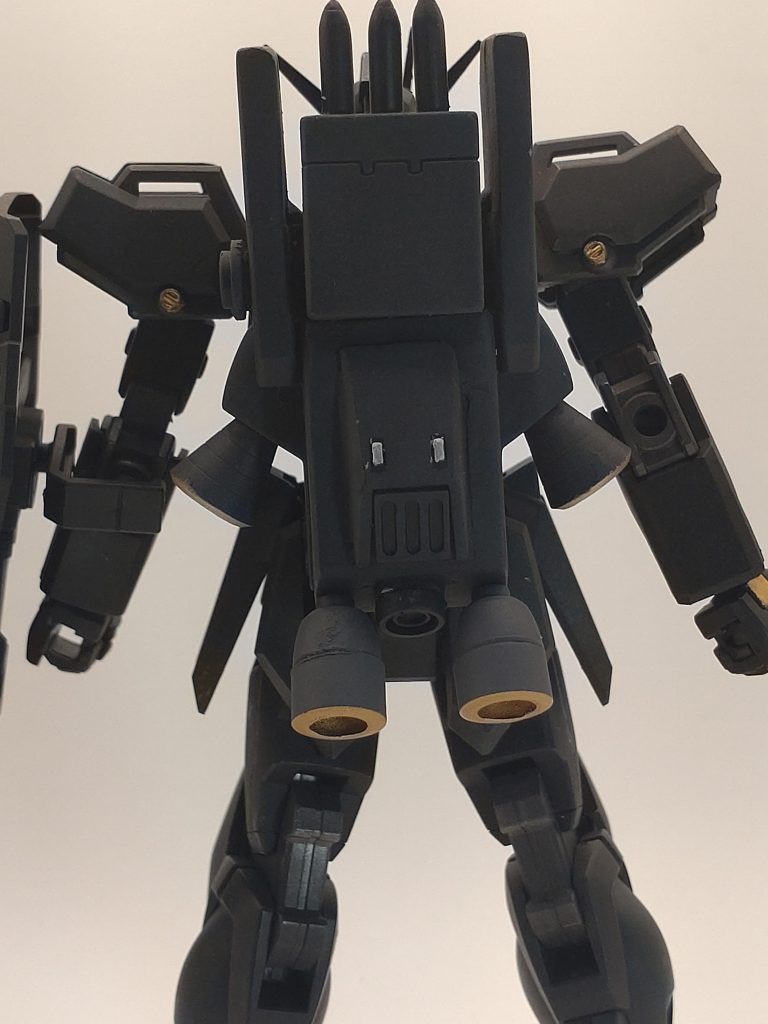 陸戦型のバックパックがあったのでバーニア増設して出力アップを図り、追尾装置付のミサイルランチャーを追加する。