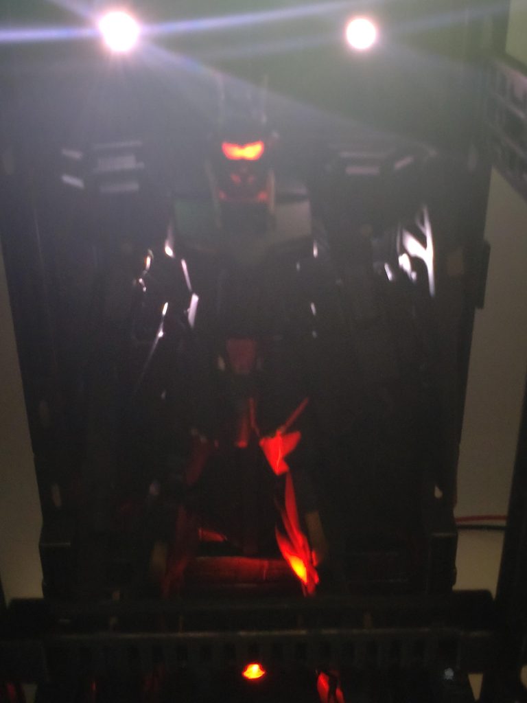 OSをチェックすると「E.X.A.M. 」と表示される。何だろう？