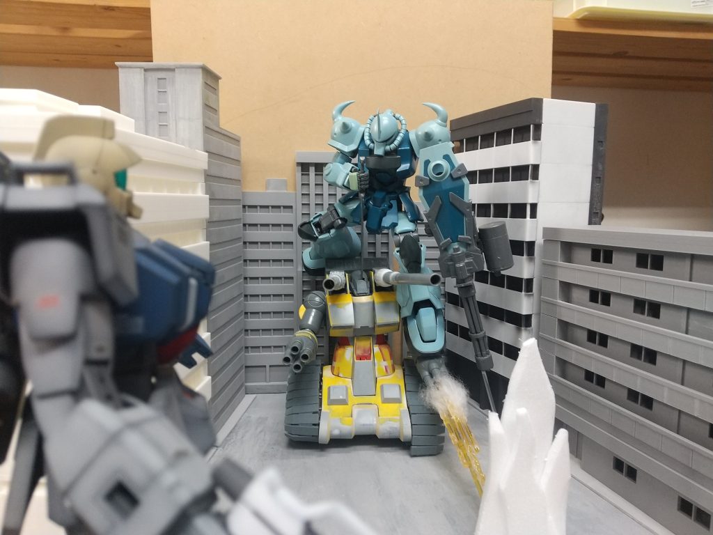 最終構図確認、あとは台座・ビル・背景が仕上がれば、次回は完成ですよ。ジム頭は、０８小隊からの使いまわしで、確認用に置いただけです。