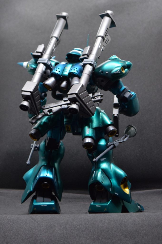 背面。一番大きいバーニアの中身もなくなってたので、適当なパーツで自作しました。見えないけど。