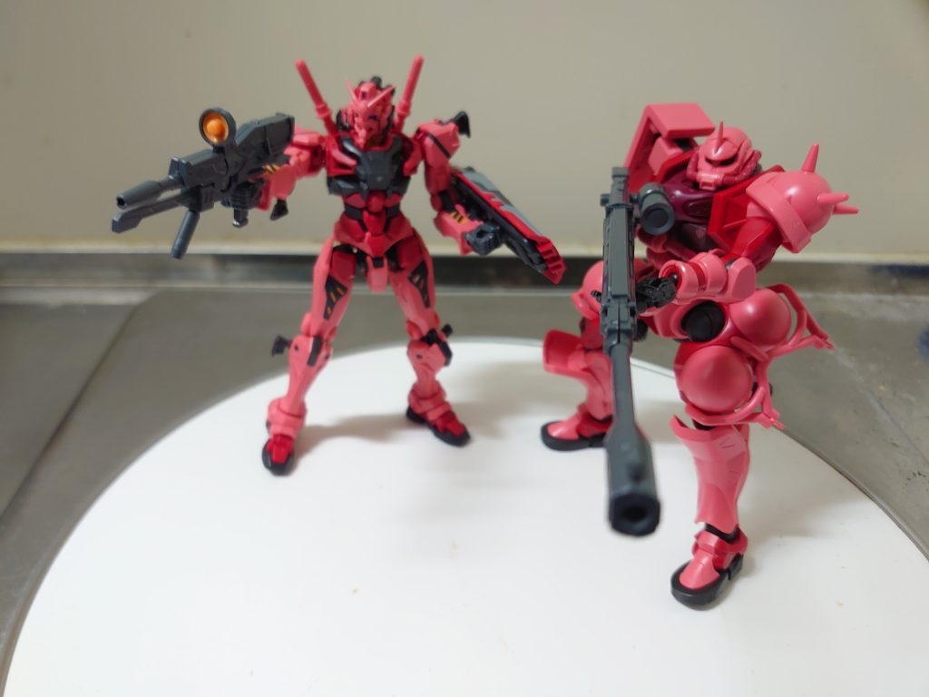 ガンダム：当然シャアが搭乗する指揮官機シャアザク：コロニーに同行したデニムが譲り受け大型ライフルで出撃