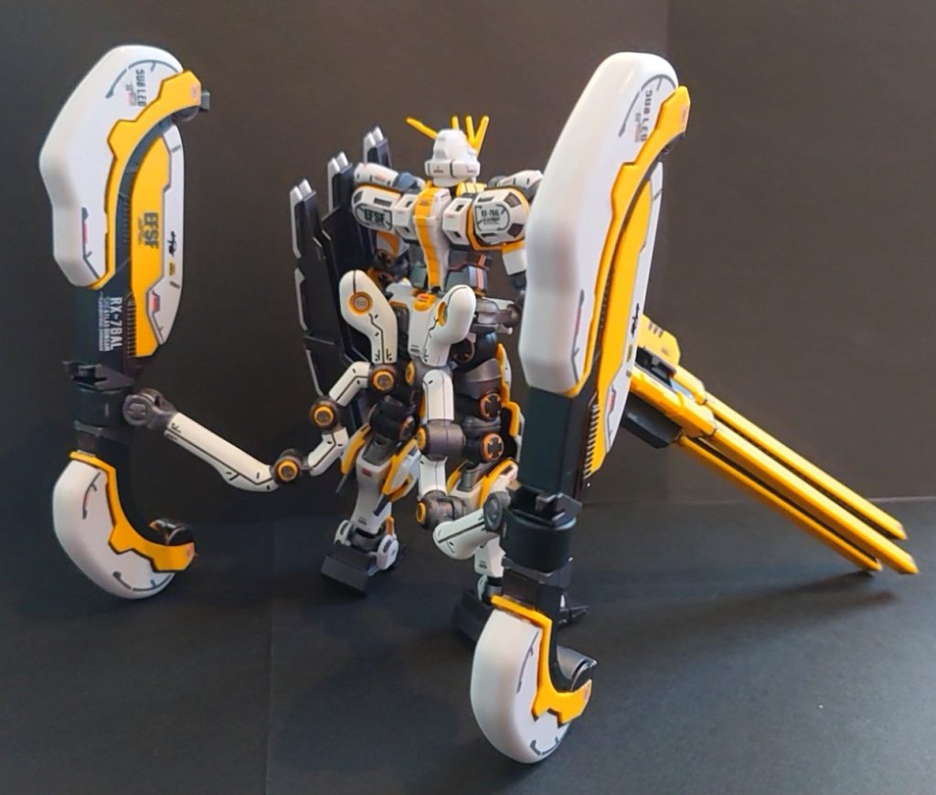 メタルパーツも贅沢に使用