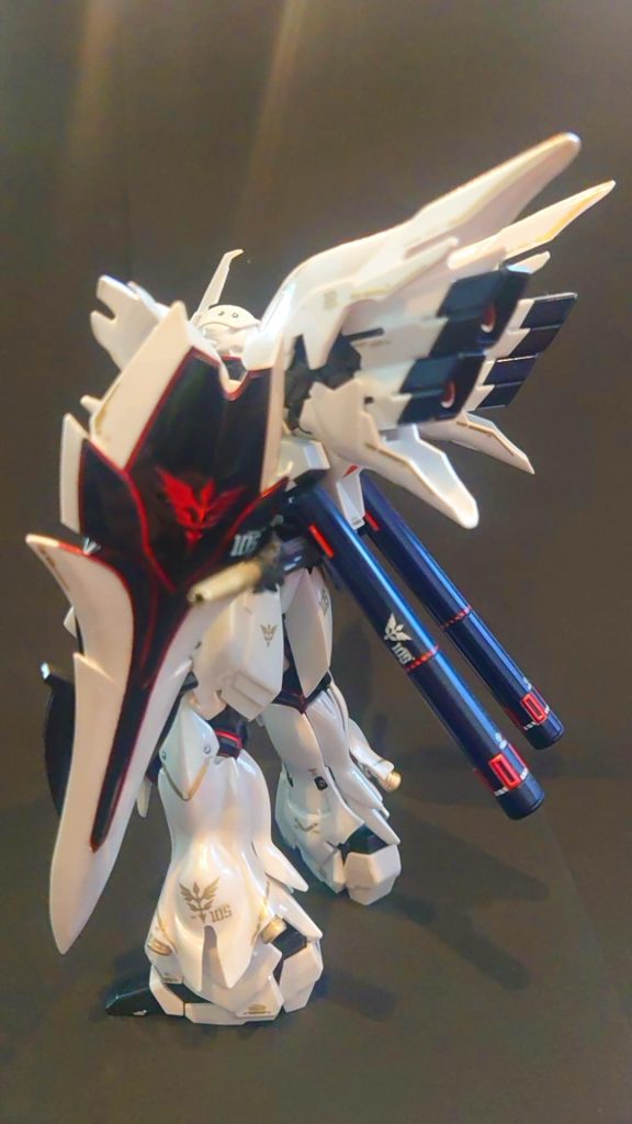 純白に合うようにゴールドのコーションデカールを貼り付け