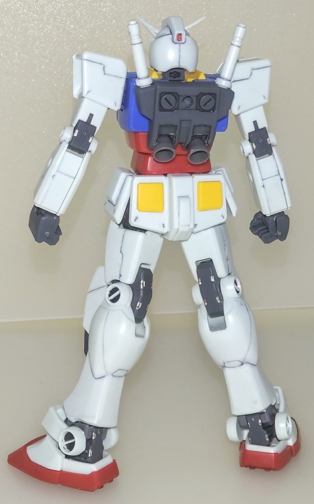 背面。主に筋彫りディテールの追加と武装類のアップデートが中心です。新年最初のキットということで初心に帰る意味を込めて工作量は少なめです。