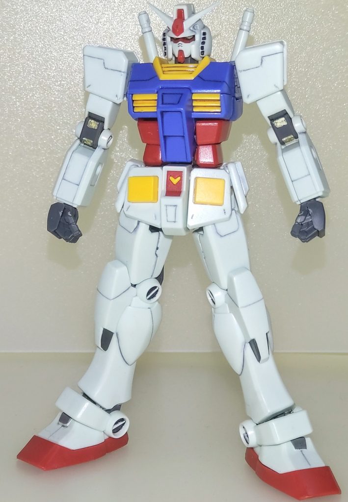 全身。組んだ印象として少ないパーツ構成でここまでまとまりの良いプロポーションになっているのかと感動しました。更に可動範囲も素晴らしいので今回は構成上省略されている部分の製作と筋彫りディテールで勝負しました。
