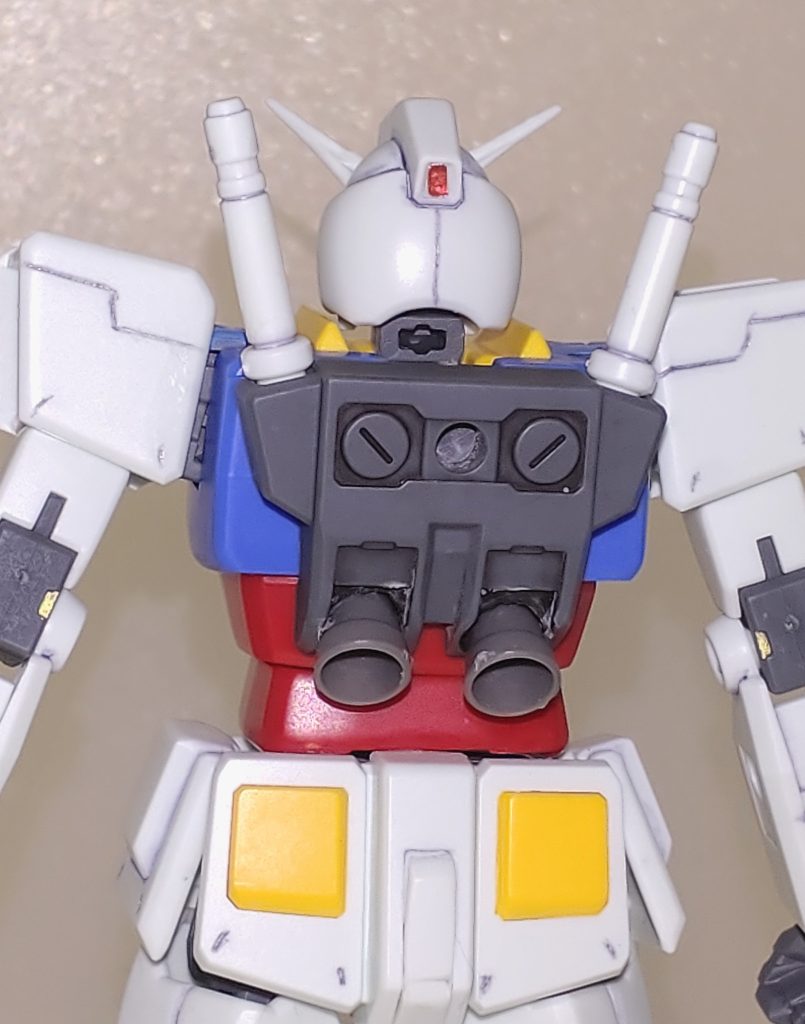 バックパック・リアアーマー一体成型のバーニアをコトブキヤのバーニアパーツに交換しました。リアアーマーはランナータグでフタを製作して空洞部分を隠してます。