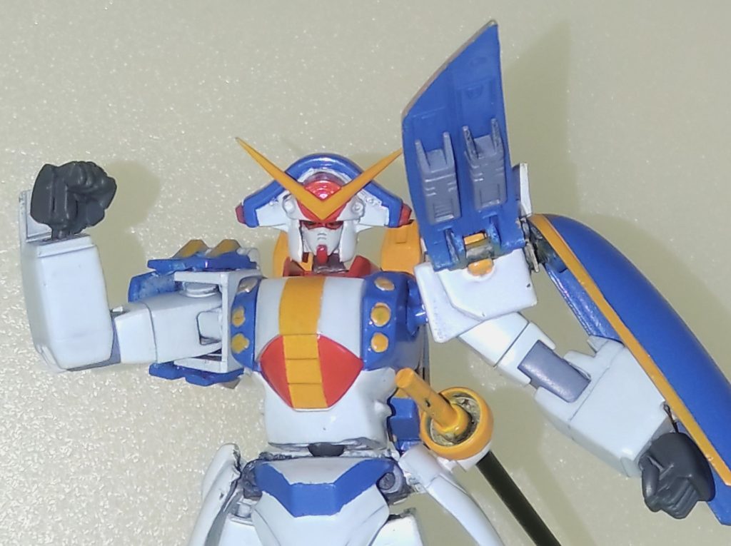 上半身。頭部は初代HGストライクガンダムのフェイスを流用しています。胴体はボールジョイント式に変更、腕部は初代HGストライクフリーダムの腕部にローズの外装を貼り付けています。マント型のシールドはスプリングパイプで自由に動きます。