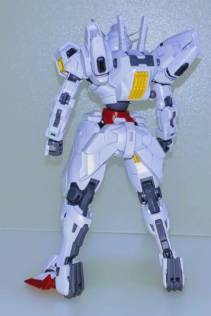 背面。先述の通り部分塗装のみの成型色フィニッシュですが、パーツの切り出しの際抉れてしまった部分には白の瞬着カラーパテで埋めています。また長年保管されていた設定だったので白の成型色はパールコートしています。
