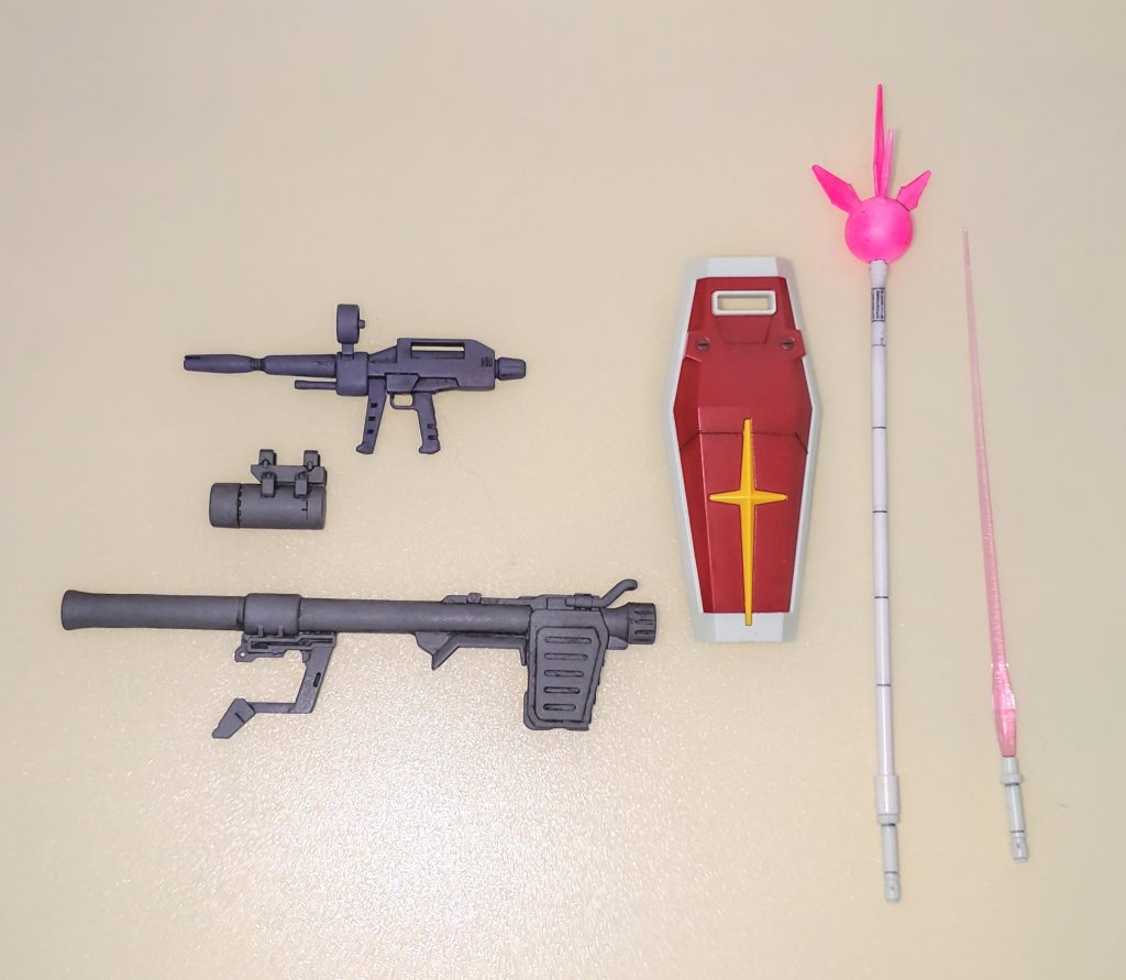 武装類。シールドは筋彫りとコトブキヤのモールドパーツでディテールを入れています。ビームライフルはガンダムエース2015年9月号付録のものを引っ張り出しました。同時付属のスーパーナパーム・ビームジャベリンも追加しています。