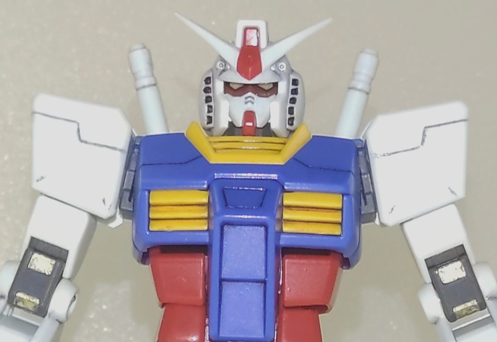 上半身。頭部は定番のアンテナのシャープ化と後頭部に筋彫りを入れたのみです。胴体・腕部は各グレードを参考に筋彫りディテールを入れてみましたが1/144なのでうるさくならない程度に追加しています。