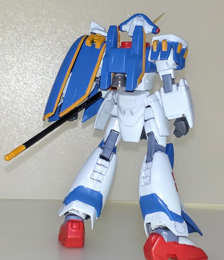 背面。先述の通りSEED系のキットをローズに組み込こんでのアップデートがメインです。元キットの可動範囲が絶望的だったので手探りの状態の中で作っていました。またリペアするにあたり一部パーツも作り直しています。