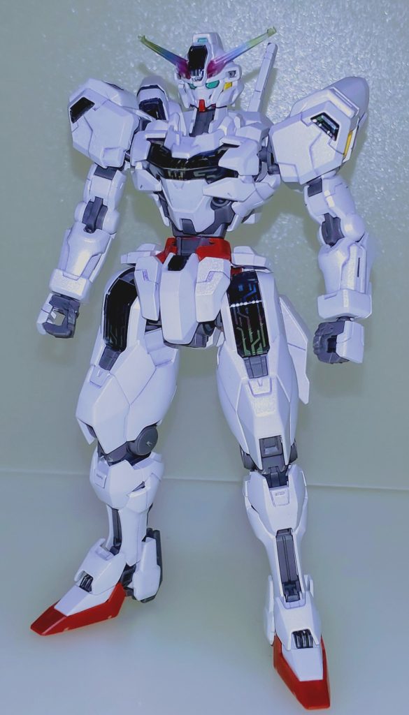 全身。キットは2023年発売直後に購入したものです。合わせ目が少なく可動範囲が広い素晴らしいキットだったので部分塗装のみの成型色フィニッシュで1週間で完成させました。