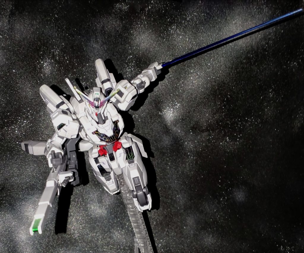 アクションポーズ。劇中でも宇宙空間での戦闘がメインだったので背景も宇宙イメージのバックで撮影しました。本当に良く動く素晴らしいキットです✨️