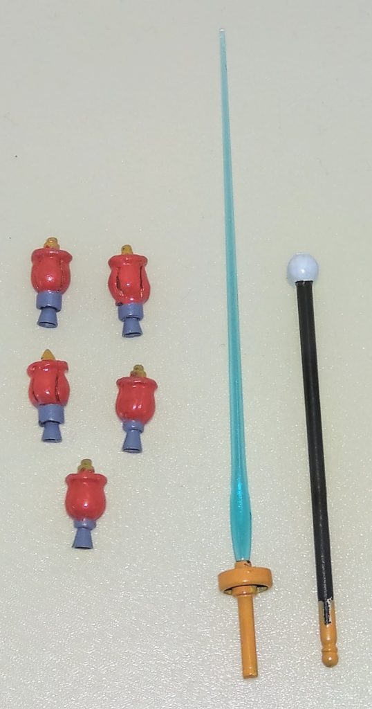 武装類。ローゼスビットは武器セット付属のものを型取りエポキシパテで複製して増やしています。シュバリエサーベルはジャンク品から製作しています。刀身は実剣・ビーム二つの描写があるのですが、ビームで刀身を覆うことで切れ味を増していると想定してビーム刃で製作しました。