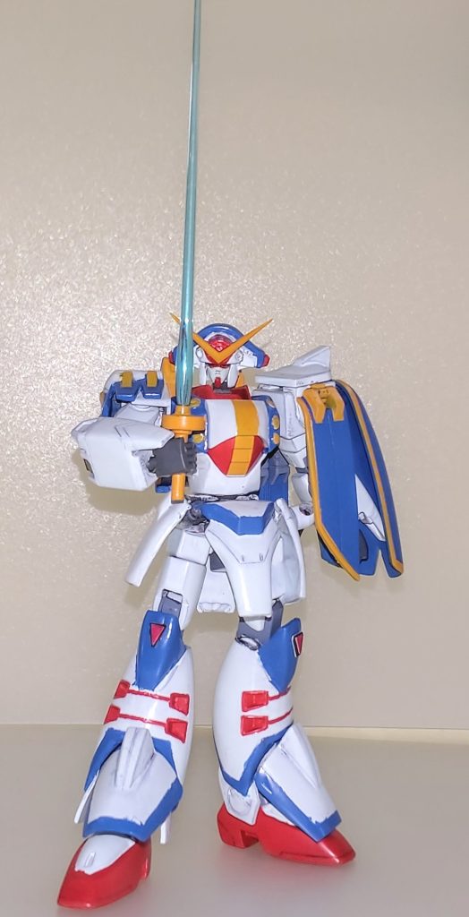 アクションポーズ。2015年製の改造品なのでHG版に比べると流石に劣りますが、リペアすることで一応ここまで立ち姿が決まるようになりました。