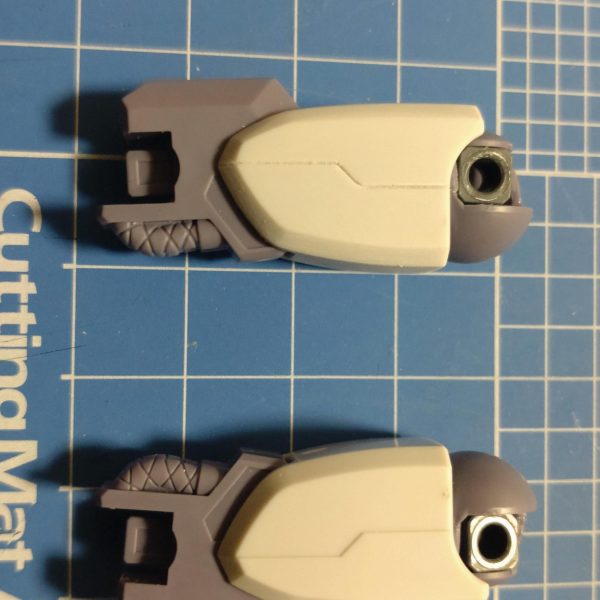 春まで本塗装ができないので色々組んでますが今日はマークIIをミキシングして良さげなMSを製作中ですノーマルマークIIも一緒にやれる事やるぞ！太腿細くなるとカッコよくなると何処かで見たのでやってみた。けっこう違うね（4枚目）