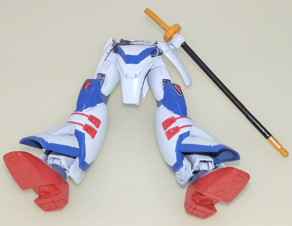 下半身。初代HGインパルスガンダムのパーツにローズの外装を組み込んでいます。脚部はそのままでは入らないので2mm幅増ししています。足首カバーは旧1/100ビギナ・ギナのパーツを改修・スプリングパイプ接続にしています。