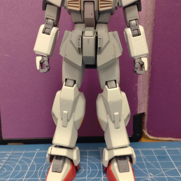 春まで本塗装ができないので色々組んでますが今日はマークIIをミキシングして良さげなMSを製作中ですノーマルマークIIも一緒にやれる事やるぞ！太腿細くなるとカッコよくなると何処かで見たのでやってみた。けっこう違うね（5枚目）