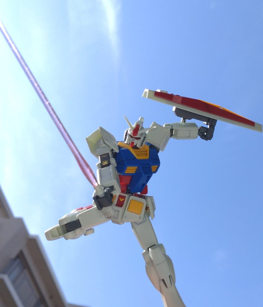 屋外でも撮影してみました。頭上からビームサーベルで斬りかかるシーン。こちらの方がリアリティがあります。