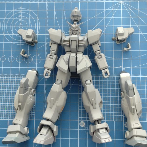 春まで本塗装ができないので色々組んでますが今日はマークIIをミキシングして良さげなMSを製作中ですノーマルマークIIも一緒にやれる事やるぞ！太腿細くなるとカッコよくなると何処かで見たのでやってみた。けっこう違うね（6枚目）