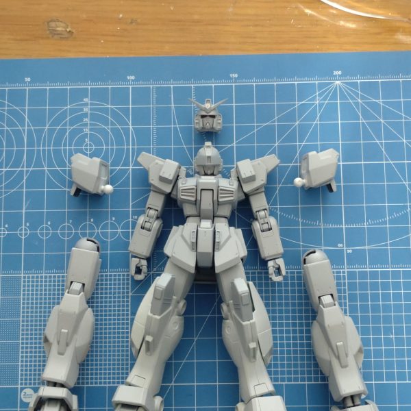 春まで本塗装ができないので色々組んでますが今日はマークIIをミキシングして良さげなMSを製作中ですノーマルマークIIも一緒にやれる事やるぞ！太腿細くなるとカッコよくなると何処かで見たのでやってみた。けっこう違うね（7枚目）