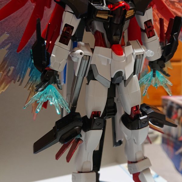 ずっと頭の中にあって忙しい時期も終わりゆっとこさ手を出した改造です。とりあえず間接部、機体色などはこれでいこうかなと。胴体の中央部をクリアパーツにしたくてライフリのクリアカラーを表面、裏面で塗装を分けたけど見えにくくて。武装はアロンダイト２丁、ビームライフル、肩部ビームブーメラン×２、腰部レールガン×２、ツインビームキャノン、ビームソード×２、掌部ビーム砲×２残りは武器の塗装、ゼウスシルエットの作成なんですが時間かかりそう💦（2枚目）