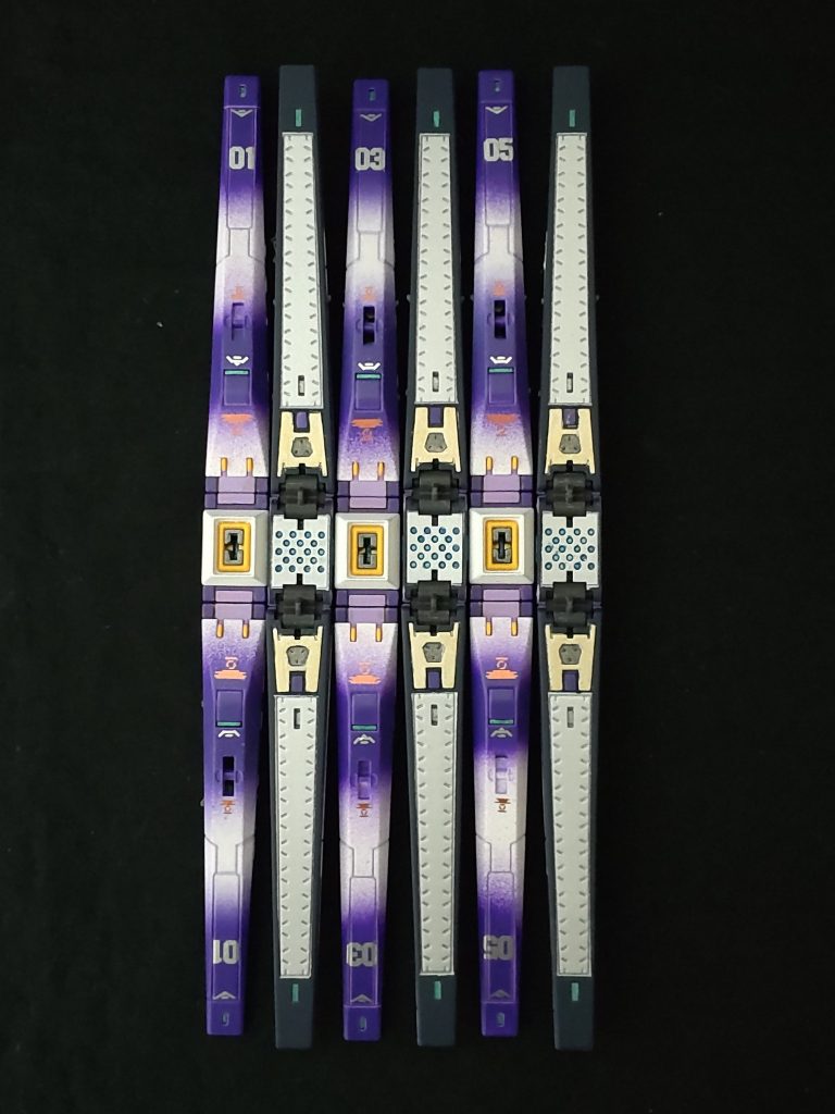 裏面はこんな感じ、今回、面積の大きいシルバーは缶スプレーにしました、それ以外は筆塗りです😁。