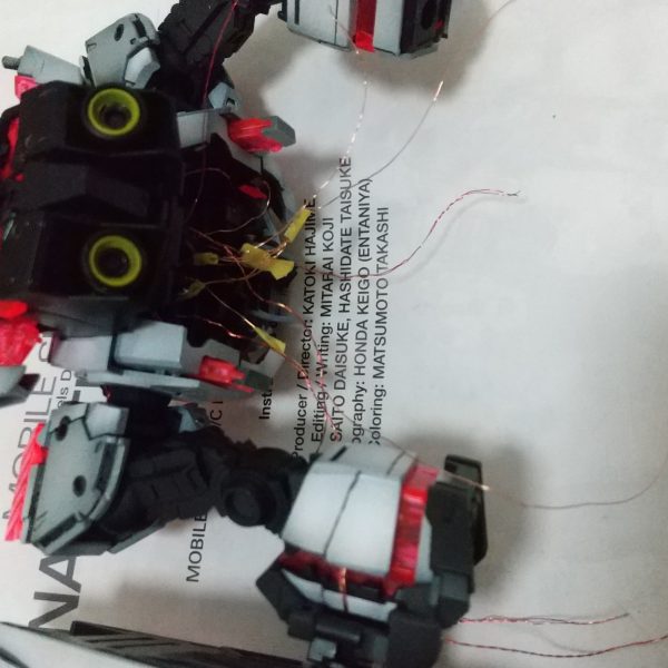 サイコフレーム全箇所発光に向け、鋭意制作中です。上半身と下半身に分け配線更には各点灯点滅制御する為に個別にLED配線を分岐、MGと言えど駆動軸内に穴加工して配線するには、配線数が多く、本数の限界に近い、、、今回初めてのマイコンでの点灯点滅制御もしてみる為、配線に余裕欲しかったが、スペース無い為、結局はギリギリの数で進めることに、、、（4枚目）