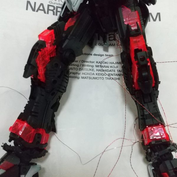 サイコフレーム全箇所発光に向け、鋭意制作中です。上半身と下半身に分け配線更には各点灯点滅制御する為に個別にLED配線を分岐、MGと言えど駆動軸内に穴加工して配線するには、配線数が多く、本数の限界に近い、、、今回初めてのマイコンでの点灯点滅制御もしてみる為、配線に余裕欲しかったが、スペース無い為、結局はギリギリの数で進めることに、、、（3枚目）