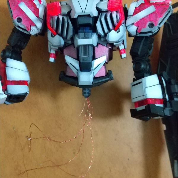 サイコフレーム全箇所発光に向け、鋭意制作中です。上半身と下半身に分け配線更には各点灯点滅制御する為に個別にLED配線を分岐、MGと言えど駆動軸内に穴加工して配線するには、配線数が多く、本数の限界に近い、、、今回初めてのマイコンでの点灯点滅制御もしてみる為、配線に余裕欲しかったが、スペース無い為、結局はギリギリの数で進めることに、、、（2枚目）