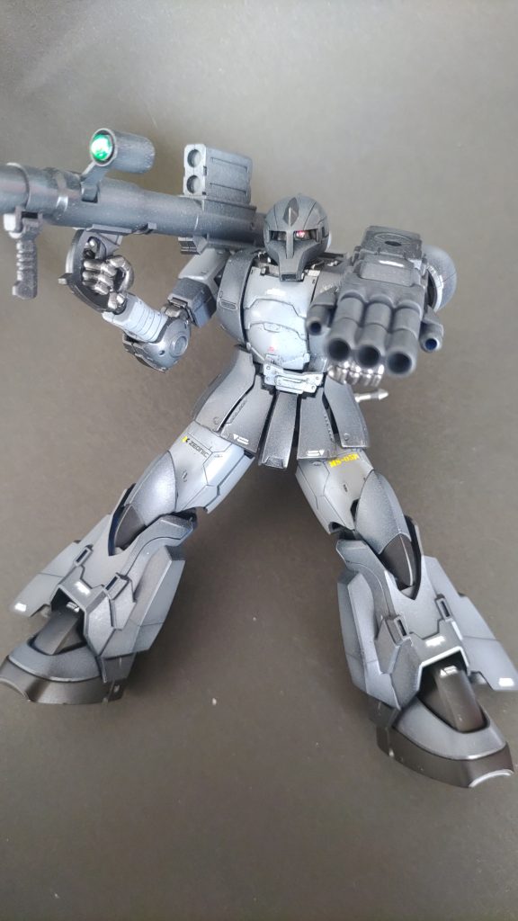 グフのマシンガンはジオングのサイコミュ的な。難しいかな？と感じた脚の組み付けは太もものパーツ付け替えで簡単に交換出来ました。