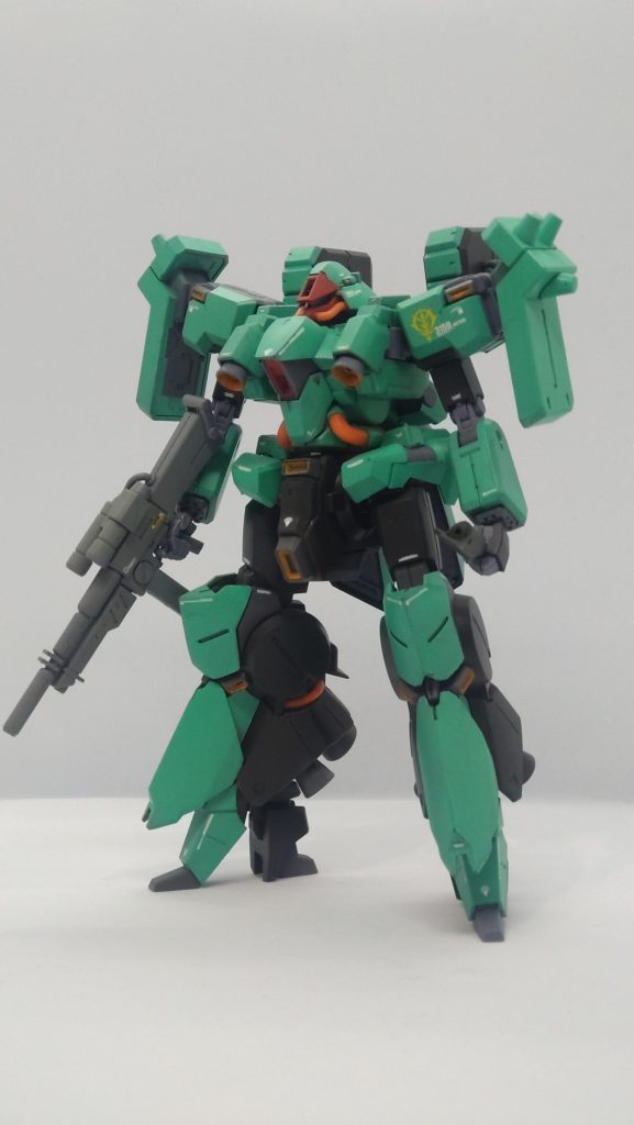 角なしのこちらを成型色活かしか同じように濃緑で塗装しようかと考えてました。