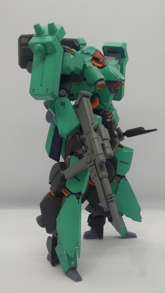 角なしのこちらを成型色活かしかギラ・ドーガっぽい濃緑で塗装しようと考えてました。