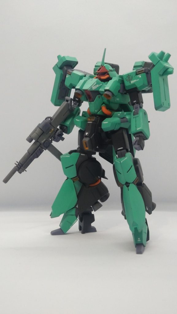 けど、気が付いたらこのカラーに。足の甲は好みでイラストと違って機体色に変えてます。