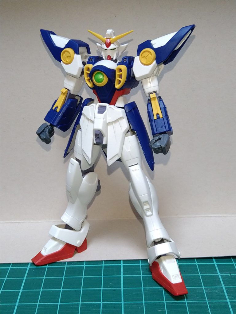 塗装前の画像です。各部の見えて目立つ肉抜き部分をパテで埋めて脚部は大腿部分で2ミリ延長しています。EGウイング発売直後に製作し始めてその当時に加工まで済ませてからサフ噴いて放置していたので細かい部分にどの程度、手を加えたのか？スッカリ忘れております。