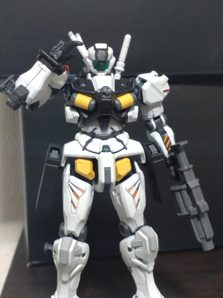 敬礼。背部に申し訳程度にパトランプ。軍警ザクから拝借。ポリキャップを加工してくっつけたので外して軽キャノンに戻すことも出来ます。頭部が少し寂しかったのでプラ棒でアンテナ作りました。真鍮線刺そうと思ったらうまく刺さらず自分の指に刺してしまったので断念。