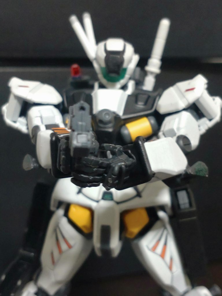 両腰にはケルディムガンダムサーガのビームピストルのホルスターを付けてます。かなり前にイエサブさんで切り売りされてるのを購入したような。